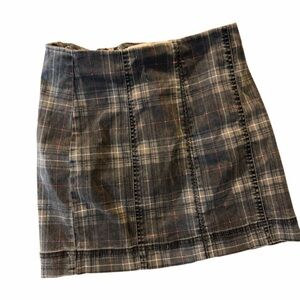 Tinseltown Gray and Black Plaid Mini Skirt with Subtle Red Lines